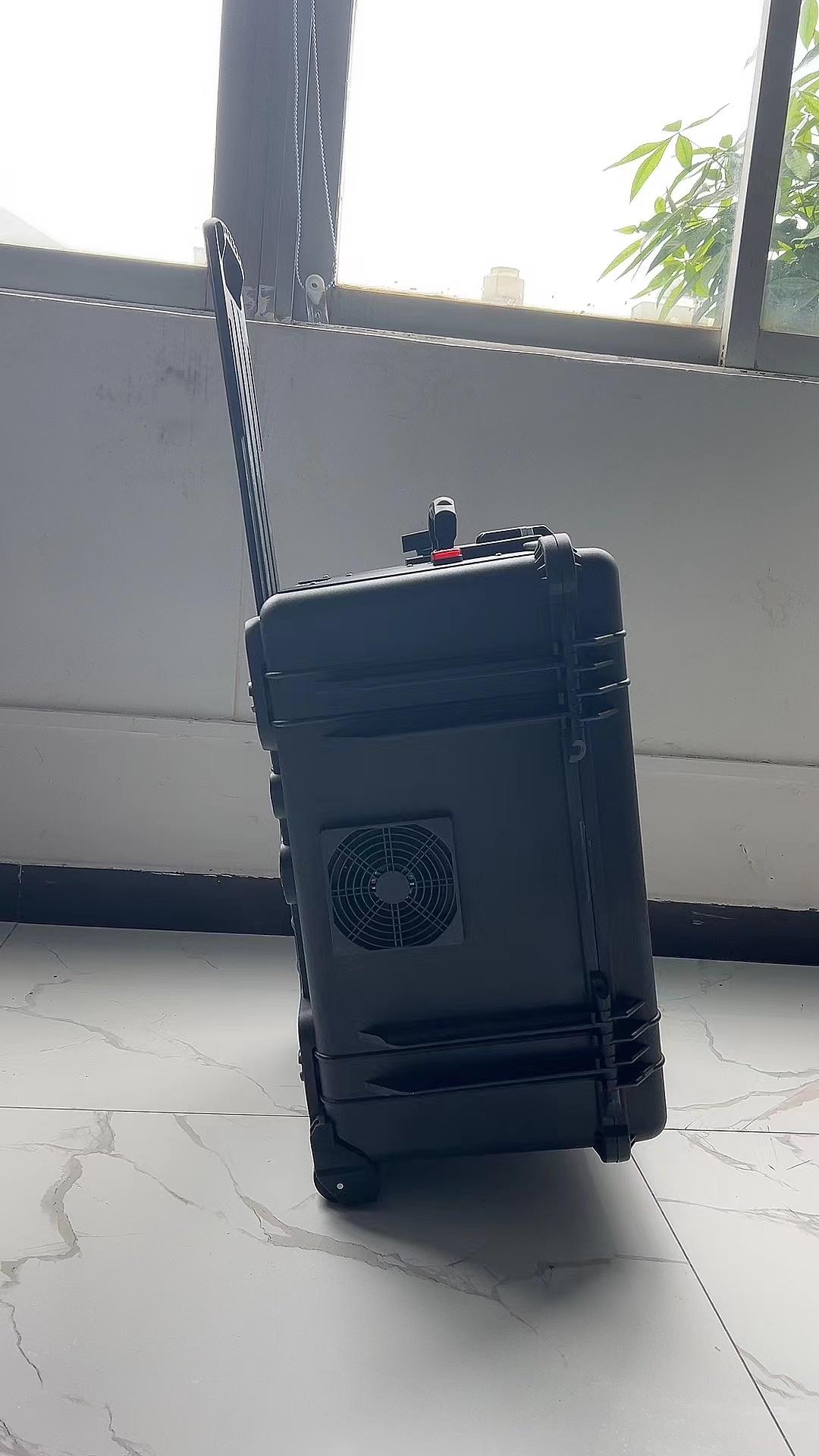 东方手拉箱型移动通信干扰器